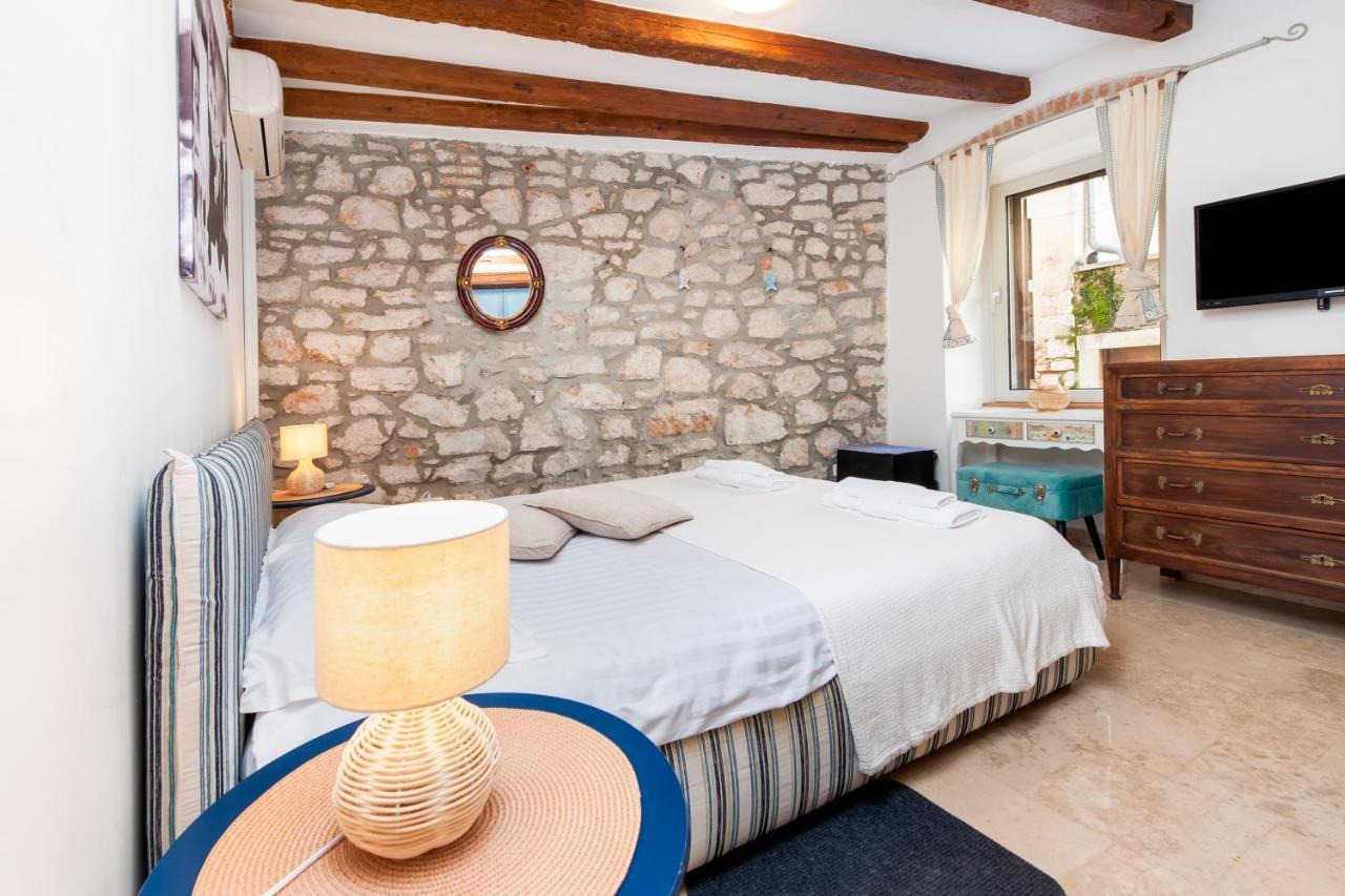 Revera Rooms Rovigno Esterno foto