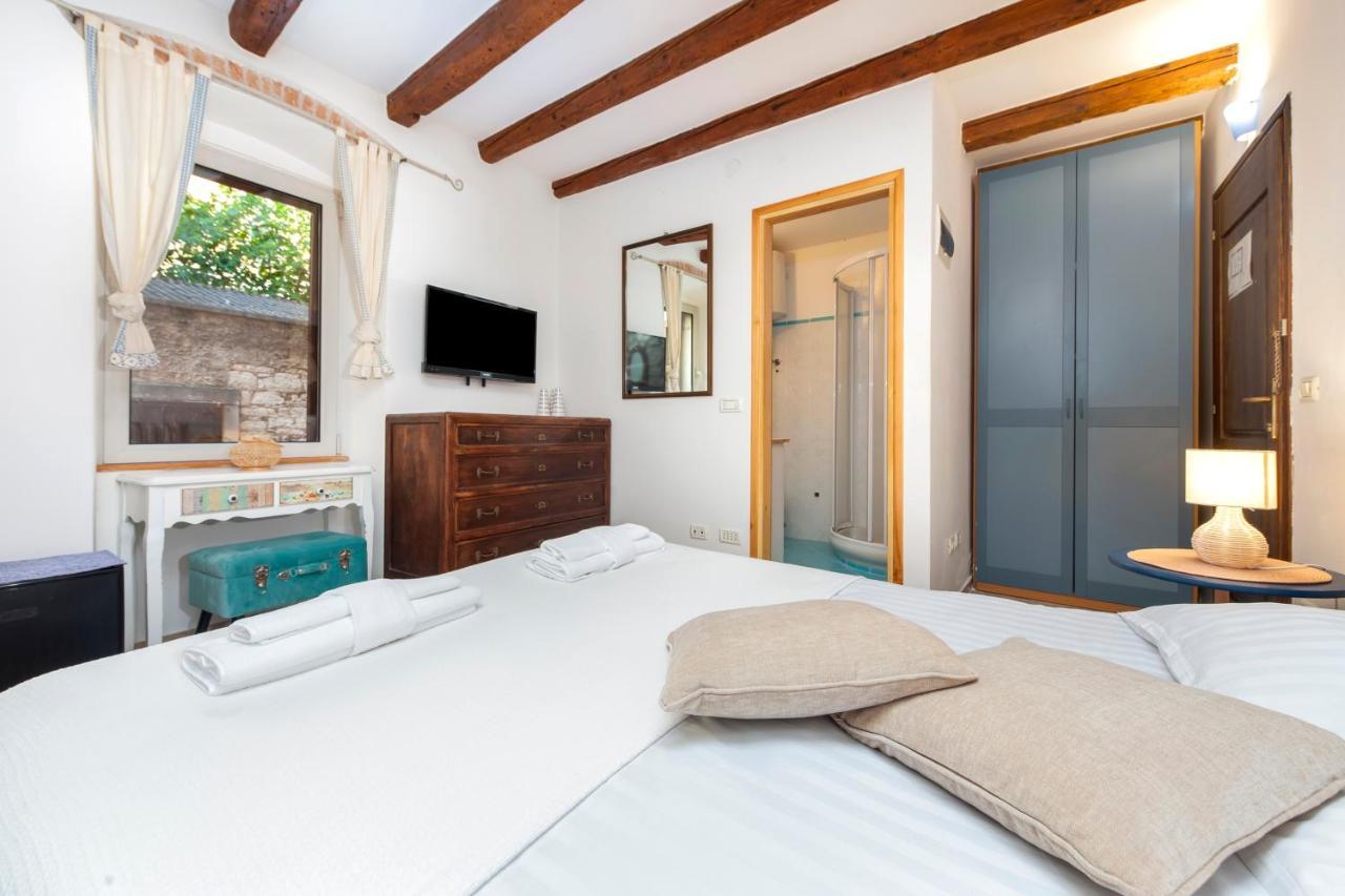 Revera Rooms Rovigno Esterno foto