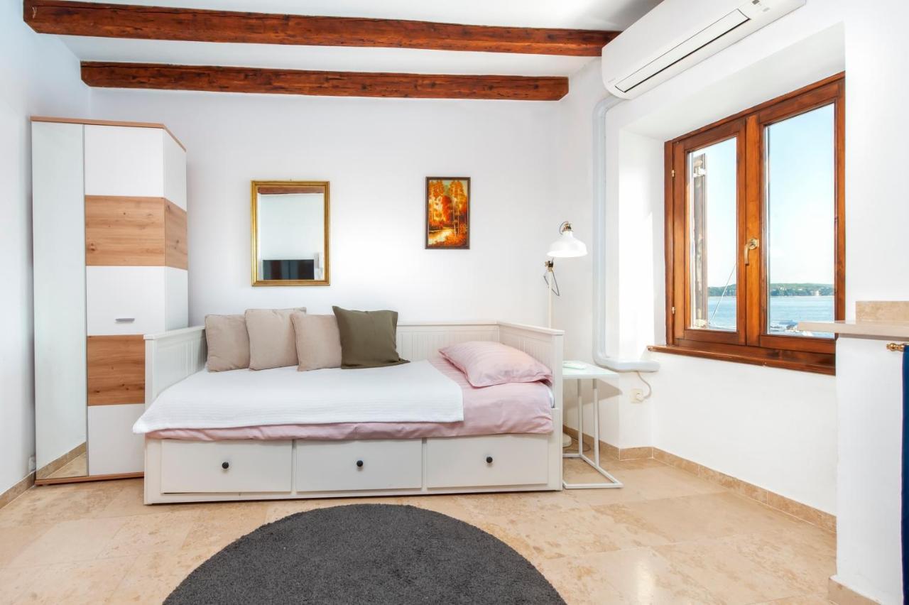 Revera Rooms Rovigno Esterno foto