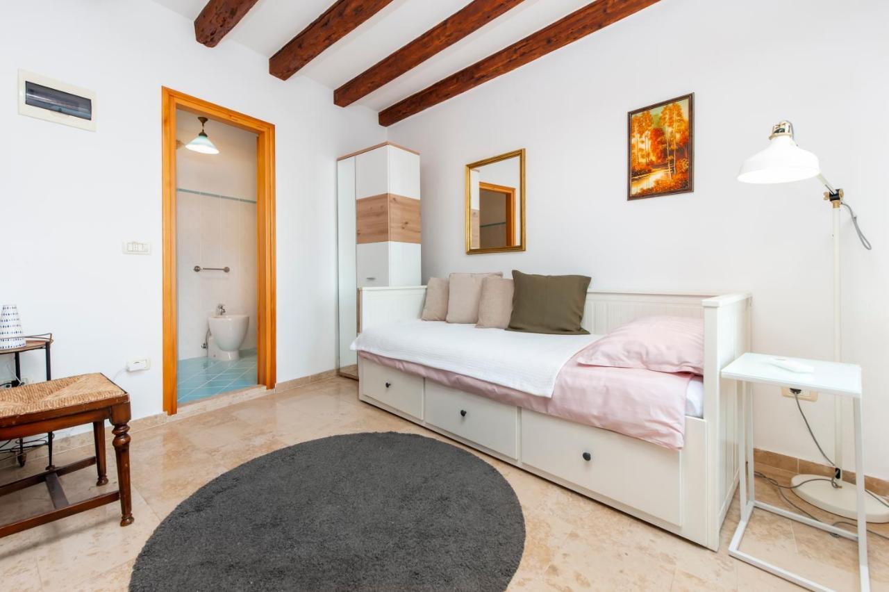 Revera Rooms Rovigno Esterno foto